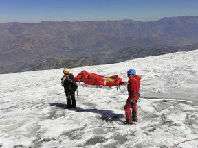 Cette photo distribuée par la police nationale péruvienne montre des policiers transportant un corps qu'ils identifient comme celui de l'alpiniste américain William Stampfl, sur la montagne Huascaran à Huraz, au Pérou, le 5 juillet 2024.