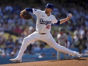 Le lanceur partant des Dodgers de Los Angeles, James Paxton, lance contre les Red Sox de Boston, le dimanche 21 juillet 2024, à Los Angeles.