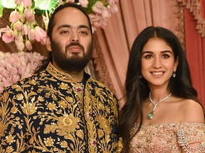 Radhika Merchant et son fiancé Anant Ambani, fils du milliardaire Mukesh Ambani, lors de leur cérémonie de sangeet à Mumbai.