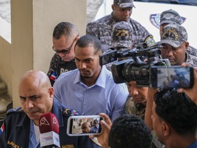 Le joueur d'arrêt-court des Rays de Tampa Bay, Wander Franco, au centre, est escorté par la police au tribunal de Puerto Plata, en République dominicaine, le 5 janvier 2024.