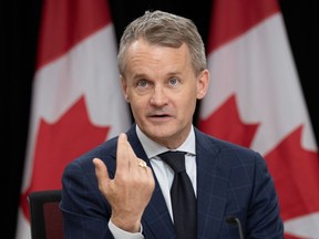 Le ministre du Travail et des Aînés, Seamus O'Regan, lors d'une conférence de presse, à Ottawa, le 1er mai 2024.