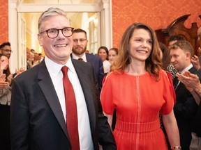 Le leader travailliste et nouveau Premier ministre Sir Keir Starmer avec son épouse Victoria Starmer entre pour la première fois dans sa résidence officielle londonienne au 10 Downing Street, après la victoire écrasante du Parti travailliste aux élections générales du 5 juillet 2024 à Londres, en Angleterre.