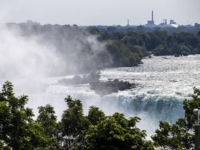 Les autorités ont publié le nom d'une pilote décédée lors d'un vol en parachute après que ses passagers ont sauté de l'avion près des chutes du Niagara le samedi 20 juillet 2024.