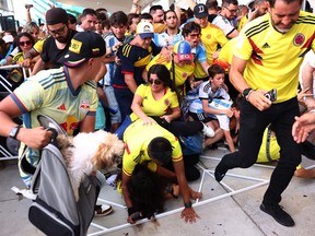 Les supporters de la Colombie et de l'Argentine tentent de franchir la porte au milieu des perturbations du match final de la CONMEBOL Copa America 2024 entre l'Argentine et la Colombie au Hard Rock Stadium le 14 juillet 2024 à Miami Gardens, en Floride.