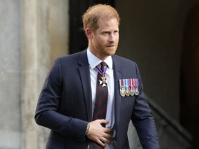 DOSSIER - Le prince Harry de Grande-Bretagne quitte la cathédrale Saint-Paul de Londres après avoir assisté à un service de Thanksgiving pour le 10e anniversaire de la Fondation Invictus Games, le 8 mai 2024. Le prince Harry a déclaré que sa croisade contre les tabloïds britanniques a contribué à la rupture de sa famille royale, selon un documentaire diffusé le jeudi 25 juillet 2024.