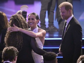 Meghan Markle, au centre, et le prince Harry, à droite, arrivent aux ESPY Awards le jeudi 11 juillet 2024, au Dolby Theatre de Los Angeles.