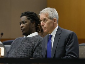 Young Thug, dont le vrai nom est Jeffery Lamar Williams, et son avocat, Brian Steel, regardent le juge Ural Glanville parler lors de l'audition du témoin clé Kenneth Copeland à la Cour supérieure du comté de Fulton à Atlanta le 10 juin 2024. Le juge supervisant les poursuites pour racket et gang contre Young Thug et d'autres le lundi 1er juillet 2024 a suspendu le procès de longue haleine jusqu'à ce qu'un autre juge se prononce sur les demandes de plusieurs accusés pour qu'il se retire de l'affaire.