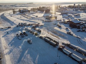 Un convoi de camions de manifestants anti-vaccination contre la COVID-19 continue de bloquer l'autoroute au poste frontière américain très fréquenté de Coutts, en Alberta, le 2 février 2022.