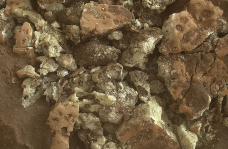 Le rover Curiosity de la NASA a découvert accidentellement des cristaux de soufre pur sur Mars