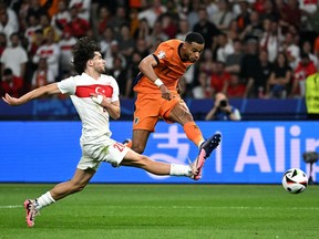 L'attaquant néerlandais Cody Gakpo tire devant le défenseur turc Ferdi Kadioglu lors du quart de finale de l'Euro 2024 à l'Olympiastadion de Berlin le 6 juillet 2024.