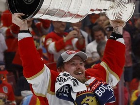 Vladimir Tarasenko des Panthers de la Floride soulève la Coupe Stanley après la victoire 2-1 de la Floride contre les Oilers d'Edmonton lors du septième match de la finale de la Coupe Stanley 2024 à l'Amerant Bank Arena de Sunrise, en Floride, le 24 juin 2024.