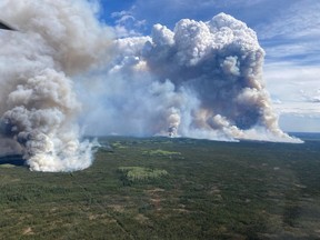 Une vue de l'incendie de forêt de Parker Lake près de Fort Nelson, en Colombie-Britannique, est présentée le lundi 13 mai 2024 sur une photo distribuée par le BC Wildfire Service.