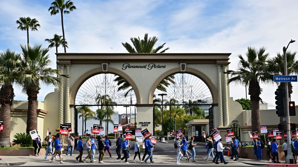 Les revenus des écrivains ont chuté de 600 millions de dollars en raison de la grève et de la contraction de l'industrie, selon la WGA Plus de Variety Les plus populaires À lire absolument Inscrivez-vous aux newsletters de Variety Plus de nos marques
	
	
