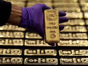 Un lingot d'or d'un kilogramme dans l'usine de raffinage ABC à Sydney, en Australie.