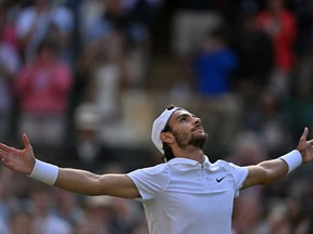 L'Italien Lorenzo Musetti célèbre sa victoire contre le joueur américain Taylor Fritz lors de leur match de tennis en quart de finale du simple messieurs le 10e jour des championnats de Wimbledon 2024 au All England Lawn Tennis and Croquet Club à Wimbledon, dans le sud-ouest de Londres, le 10 juillet 2024.