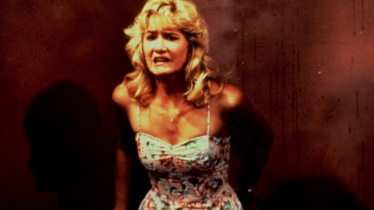 L'université de Laura Dern l'a forcée à abandonner ses études à cause de « Blue Velvet » et l'a qualifiée de « folle » pour avoir abandonné ses études ; maintenant, l'école enseigne le film : « Ça m'énerve »
	
	
