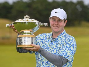 Robert MacIntyre pose avec le trophée Genesis Scottish Open après avoir remporté le tournoi de golf Genesis Scottish Open 2024 à North Berwick, en Écosse, le dimanche 14 juillet 2024.