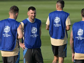 L'attaquant argentin Lionel Messi participe à une séance d'entraînement un jour avant le match de demi-finale du tournoi Copa America 2024 de la Conmebol entre le Canada et l'Argentine, à Whippany, New Jersey, le 8 juillet 2024.