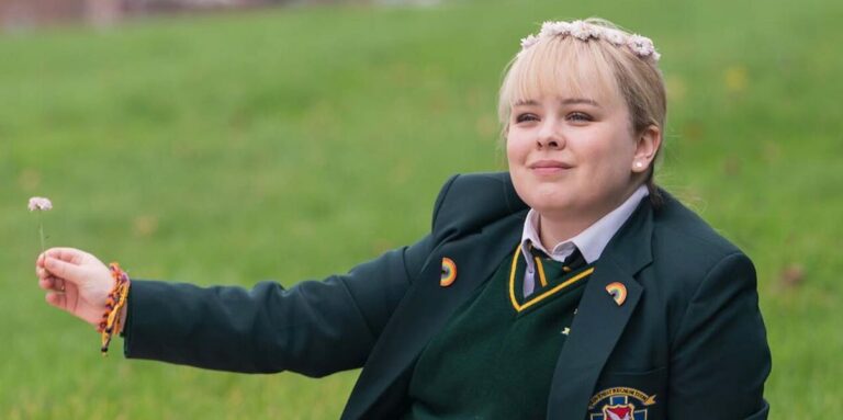 Nicola Coughlan retrouve ses co-stars de Derry Girls
