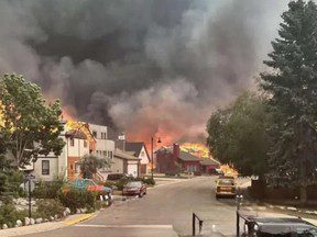 Parcs Canada et les libéraux affirment que « nous n’avons aucun outil dans notre boîte à outils » pour faire face à l’incendie à progression rapide de Jasper