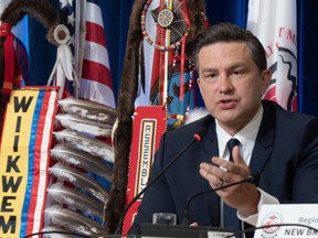 Poilievre reçoit un mélange d’applaudissements et de huées à l’Assemblée des Premières Nations lors de son discours sur la « réconciliation économique »