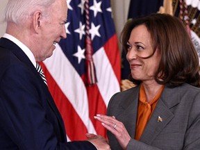 Biden serre la main de Harris