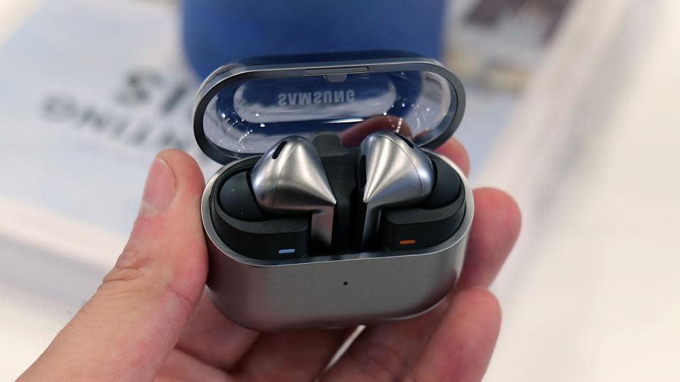 Samsung Galaxy Buds 3 Pro en main lors d'un événement.