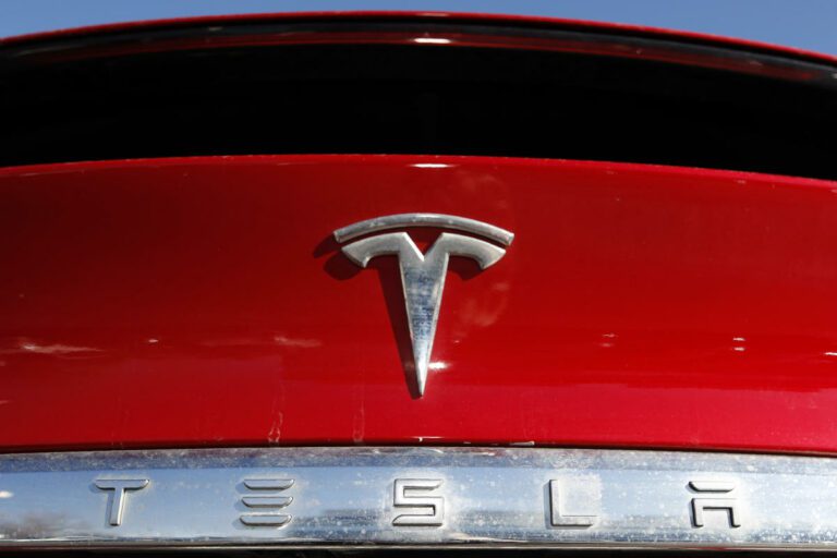 Tesla rappelle 1,8 million de véhicules en raison du risque de détachement du capot