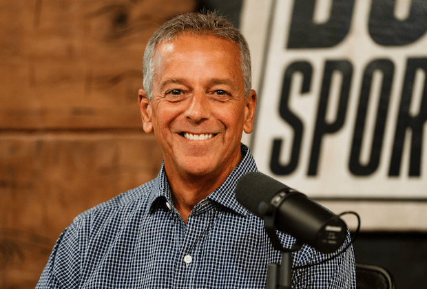 Thom Brennaman rejoint l’équipe de football de CW 4 ans après un scandale d’insultes homosexuelles