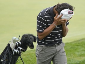 Charlie Woods quitte le 18e green lors du premier tour de stroke play du championnat de golf amateur junior des États-Unis, le lundi 22 juillet 2024, à Bloomfield Township, Michigan.