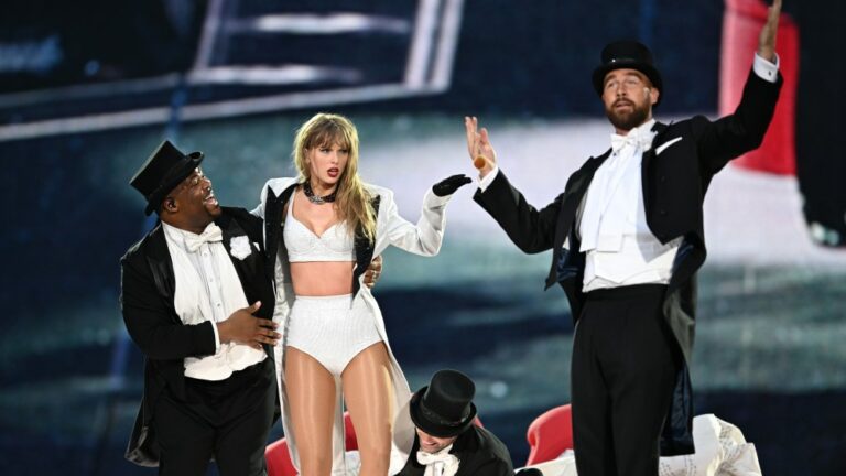 Travis Kelce a proposé à Taylor Swift de faire une apparition dans sa tournée Eras et s'est dit « Oh merde ! » Lorsqu'il est finalement monté sur scène : « C'était assez choquant » et « une explosion absolue » Plus de Variety Les plus populaires À lire absolument Inscrivez-vous aux bulletins d'information de Variety Plus de nos marques
	
	
