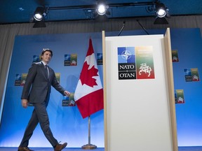 Le Premier ministre Justin Trudeau se dirige vers le podium pour sa conférence de presse de clôture après le sommet de l'OTAN à Vilnius, en Lituanie, le 12 juillet 2023.