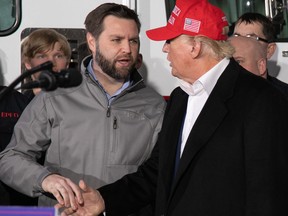 Le sénateur américain JD Vance (à gauche) serre la main de l'ancien président américain Donald Trump lors d'un événement au service d'incendie d'East Palestine à East Palestine, Ohio, le 22 février 2023.