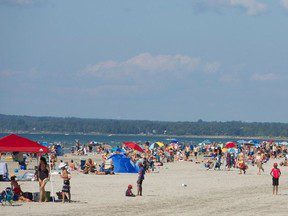 Une Ontarienne affirme que des visiteurs ont déféqué dans le sable à Wasaga Beach