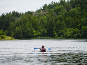 Un kayakiste remonte le fleuve Mississippi dans le comté de Lanark, en Ontario, le lundi 8 juillet 2024.