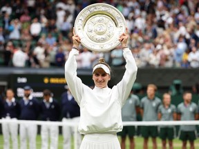 La Tchèque Marketa Vondrousova remporte le trophée du simple féminin après sa victoire en finale du simple féminin