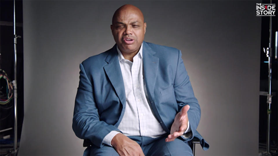 Charles Barkley assis sur une chaise de studio, un air incrédule sur son visage.