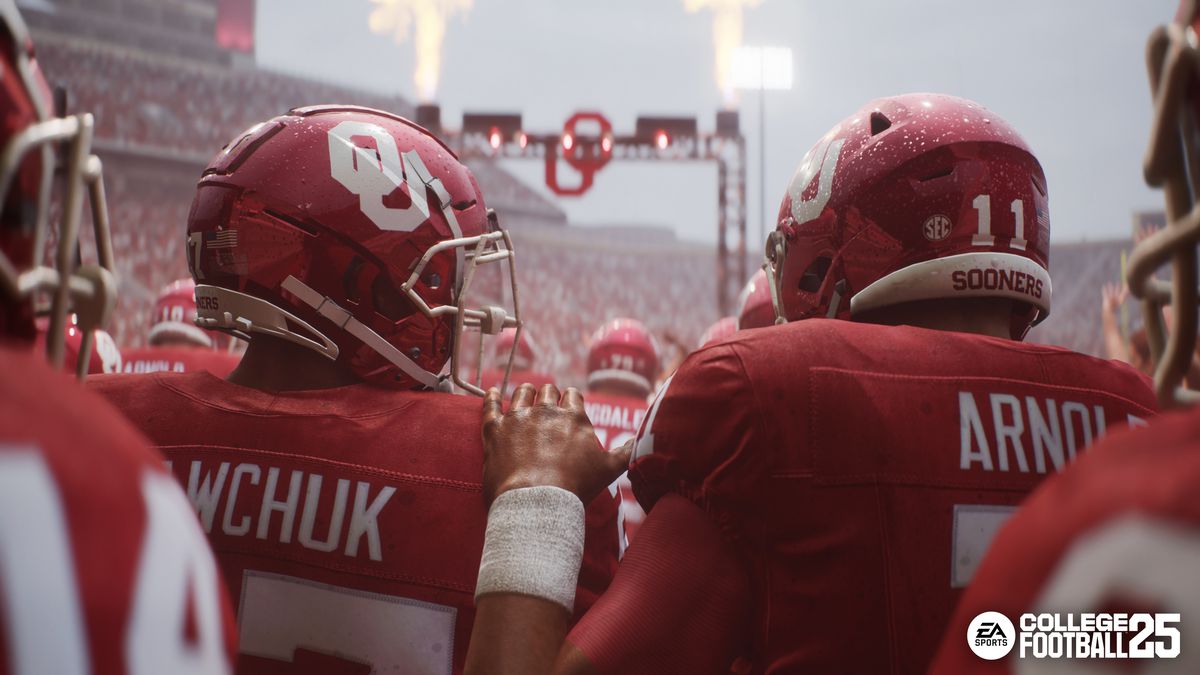 Gavin Sawchuk et Jackson Arnold des Oklahoma Sooners entrent sur le terrain du Palace on the Prairie dans une capture d'écran d'EA Sports College Football 25