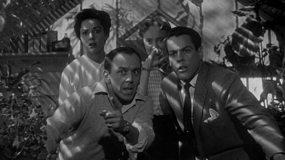 Deux hommes et deux femmes se cachent dans Invasion of the Body Snatchers.