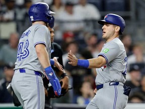 Daulton Varsho (à droite) et Spencer Horwitz des Blue Jays de Toronto célèbrent après avoir tous deux marqué contre les Yankees de New York lors de la première manche du match au Yankee Stadium le 2 août 2024 dans l'arrondissement du Bronx à New York.