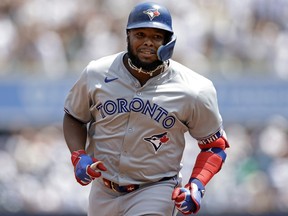 Vladimir Guerrero Jr. des Blue Jays fait le tour des bases après avoir frappé un coup de circuit lors de la première manche contre les Yankees au Yankee Stadium de New York, le samedi 3 août 2024.