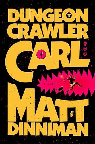 couverture de Dungeon Crawler Carl par Matt Dinniman ; noir avec une police rouge et jaune conçue pour ressembler à un dragon crachant du feu dans un jeu vidéo