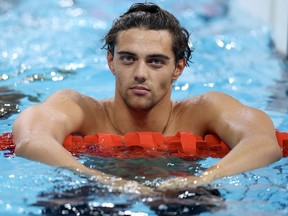 Thomas Ceccon d'Italie flotte dans une piscine.