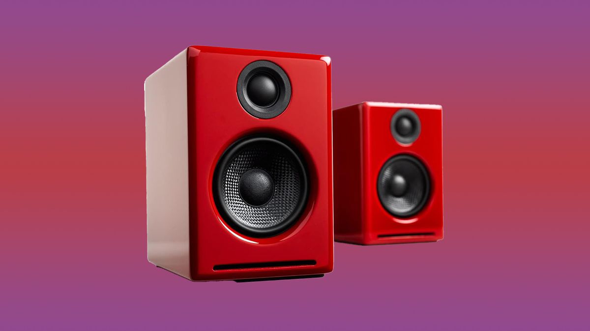 Une photo de stock des enceintes Audioengine A2+ en rouge