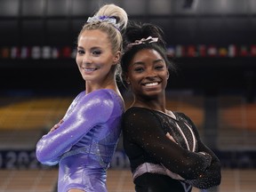 L'Américaine Simone Biles, à droite, pose pour des photos avec sa coéquipière MyKayla Skinner, après une séance d'entraînement de gymnastique artistique aux Jeux olympiques d'été de 2020.