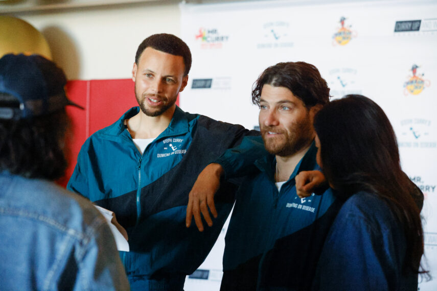 Stephen Curry dans son propre rôle, Adam Pally dans celui de Danny dans « Mr. Throwback » sur Peacock