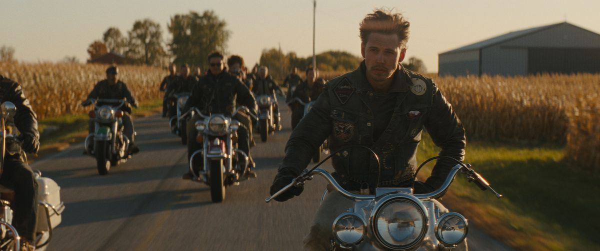 Austin Butler a l'air incroyablement cool alors qu'il conduit une moto d'une seule main, entouré de ses camarades de club, dans The Bikeriders