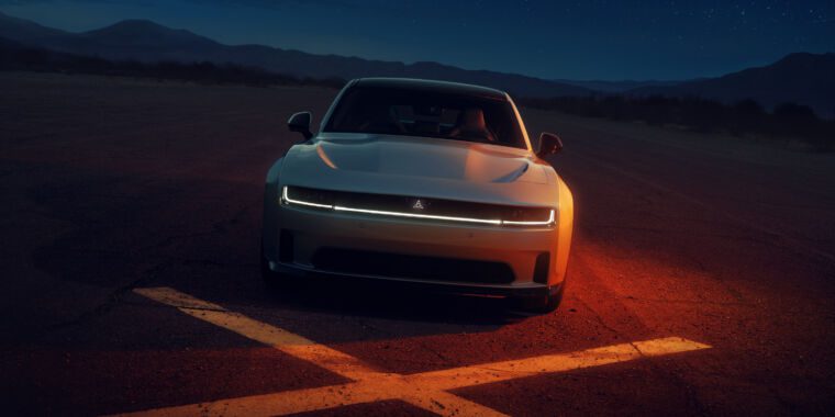 Voici à quoi ressemble le « système d’échappement Fratzonic » de la Dodge Charger électrique