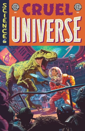 La couverture de Cruel Universe #1, montrant un homme dans une combinaison spatiale avec un casque à bulles à l'ancienne tenant une lance et combattant un T-rex dans une arène futuriste