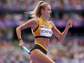 Alica Schmidt de l'équipe allemande participe au relais féminin 4 x 400 m.